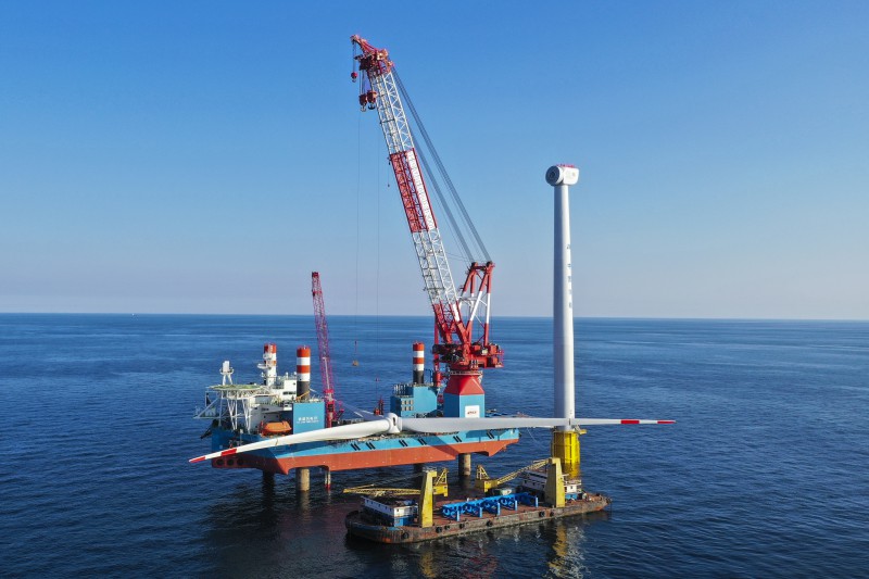 &ldquo;铁建风电01&rdquo;风电安装船正在进行叶轮组对