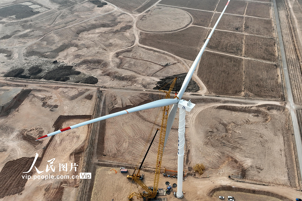 宁夏青铜峡：戈壁风电建设正酣