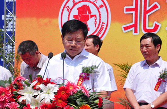 山东中凯风电设备制造有限公司董事长王金源致辞随后,陈峰副校长代表